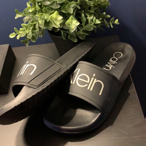 Calvin Klein - Picture 2 of 3